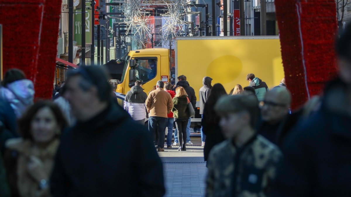Un transportista ahir a l’eix comercial.