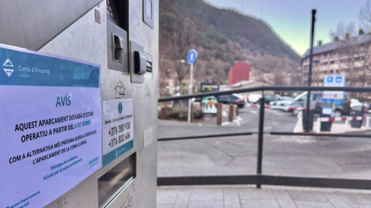 El cartell que indica la data en què es tancarà l'aparcament.