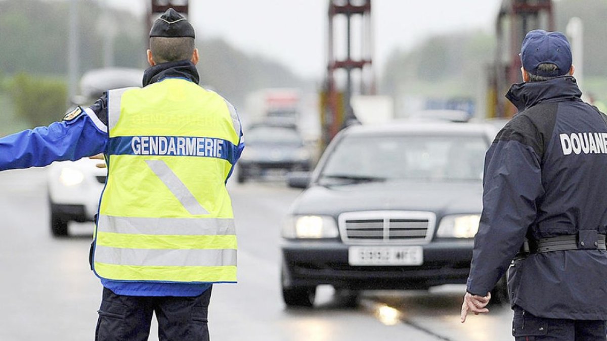 Un control de la gendarmeria en recerca de tabac il·legal.