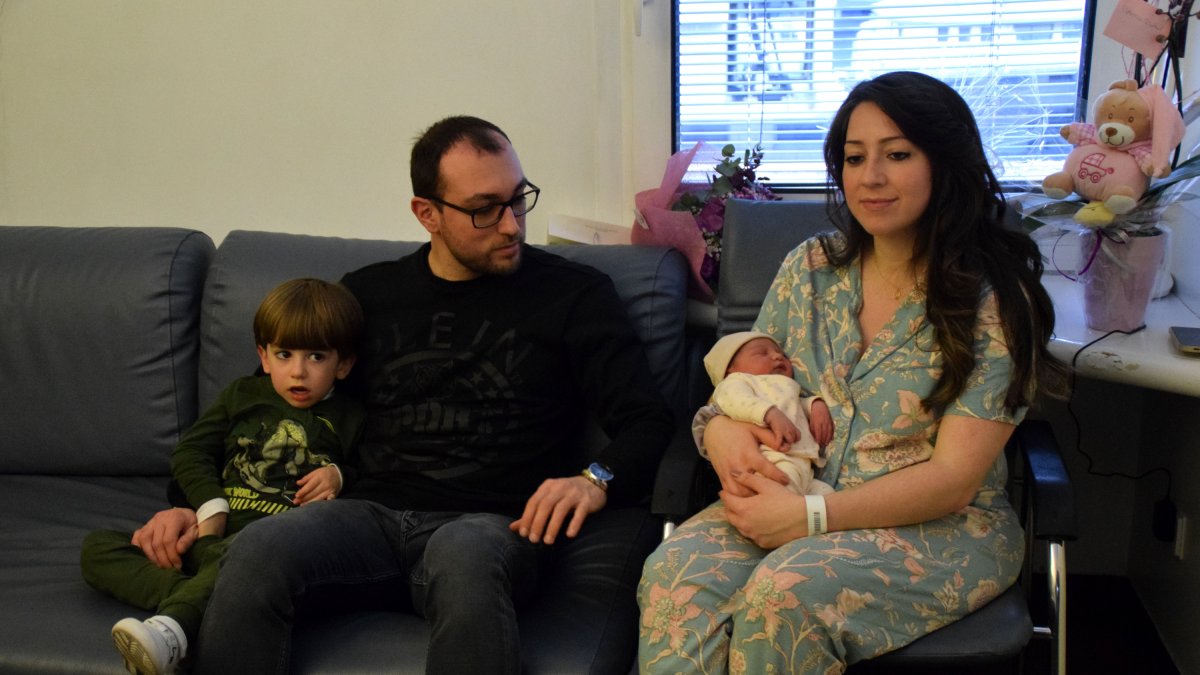 La família Da Silva Morais a l'hospital amb la Briana acabada de néixer