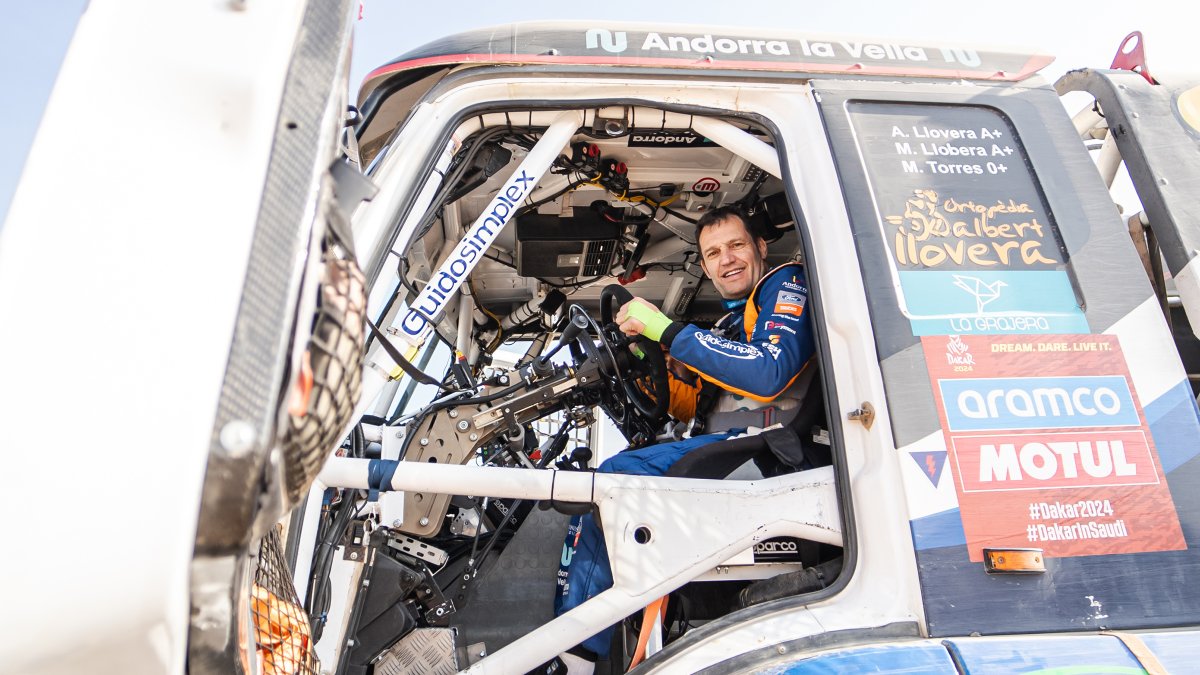 Albert Llovera, abans de l’inici d’una etapa en l’edició del 2024 del Ral·li Dakar.