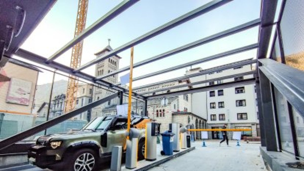 Un cotxe accedint a l’aparcament.