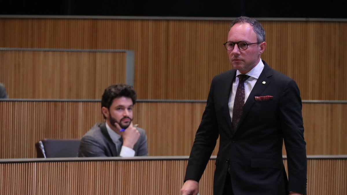 Espot passa davant d’Escalé en una sessió del Consell.