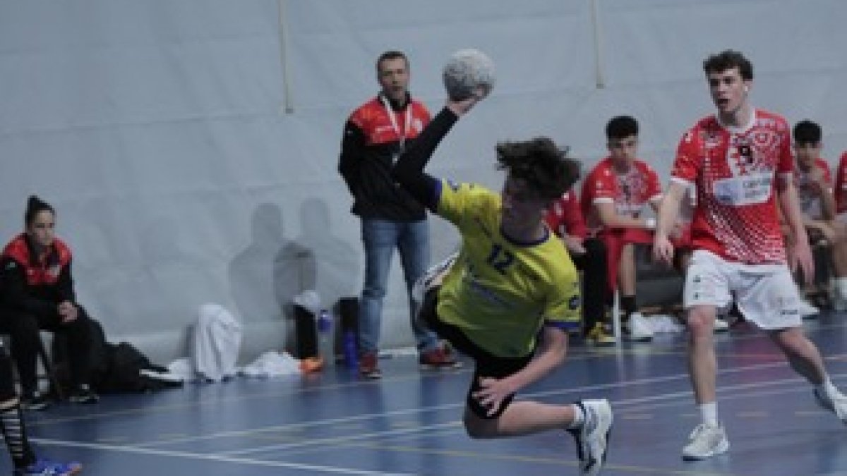 La selecció juvenil d’handbol, a Blanes.