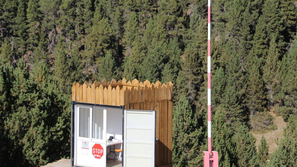 La caseta de control d’accés al camp de Claror.