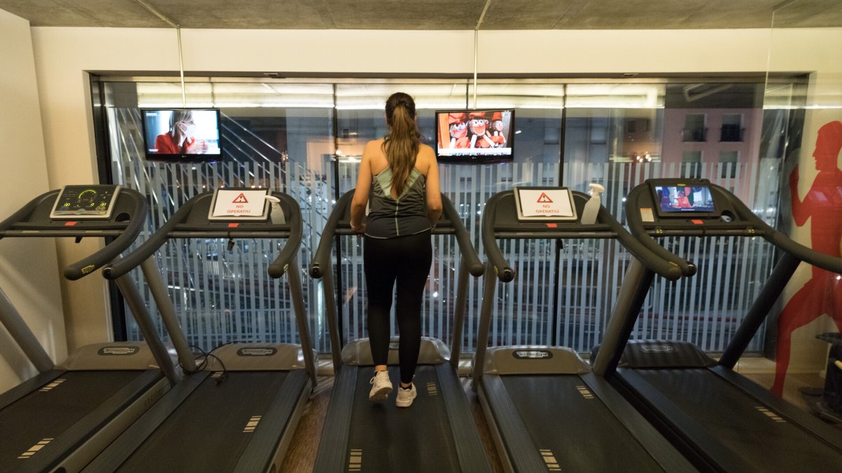 Activitat esportiva en un gimnàs.