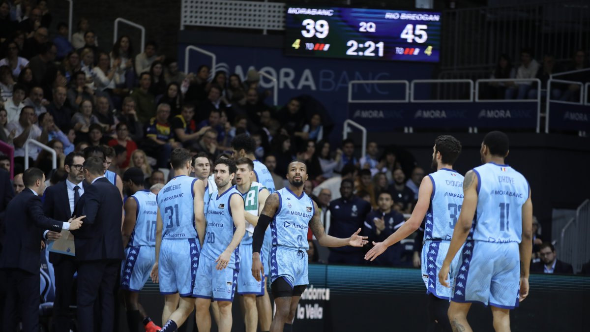 Els jugadors del MoraBanc, en un temps mort durant el partit contra el Breogán.