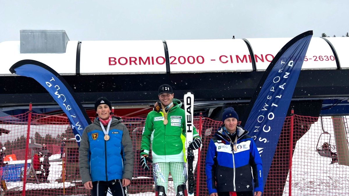 Bartumeu Gabriel, al centre, al podi de Bormio.