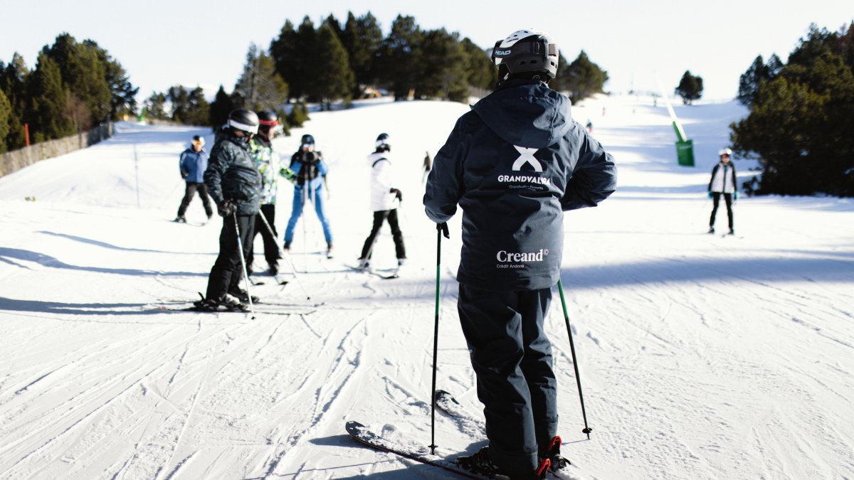 Un monitor dona una classe d’esquí.