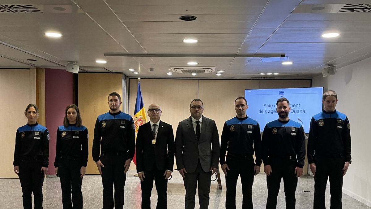 Els sis nous agents de duana amb el ministre de Finances, Ramon Lladós