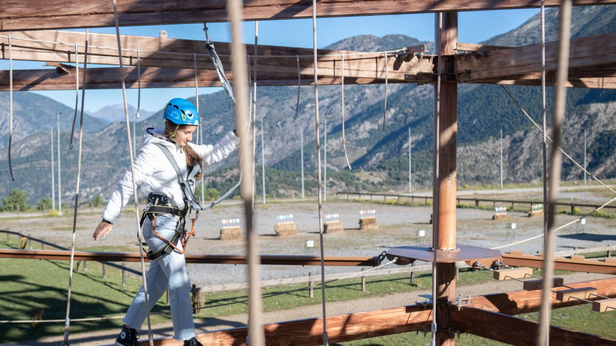 Una jove gaudint de l'airtrekk de Naturland aquest hivern
