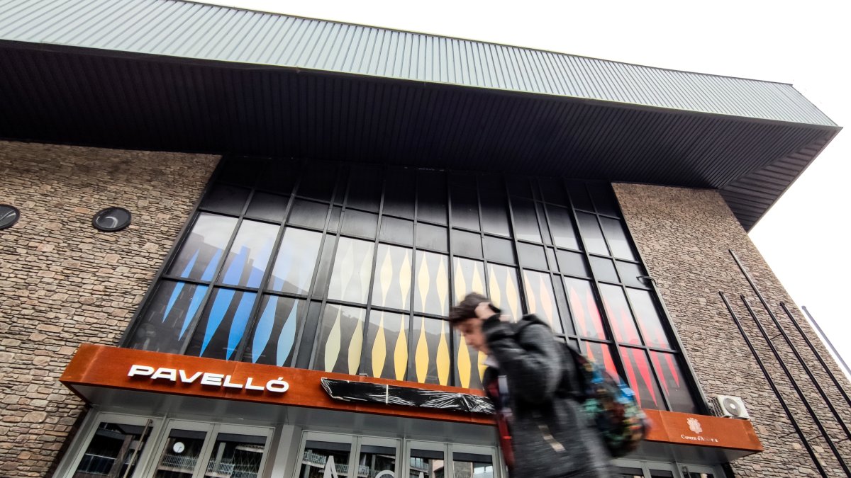 L’entrada al pavelló amb la placa tapada, ahir.
