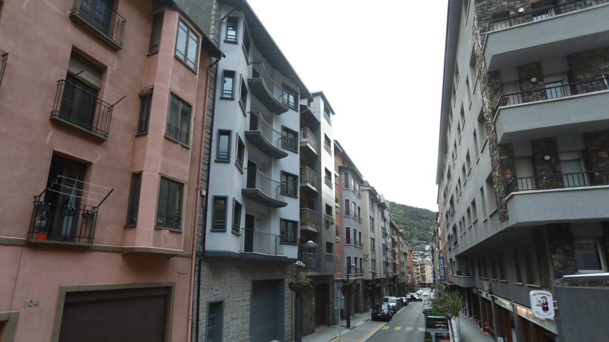 L’edifici lauredià, el de façana grisa de l’esquerra.