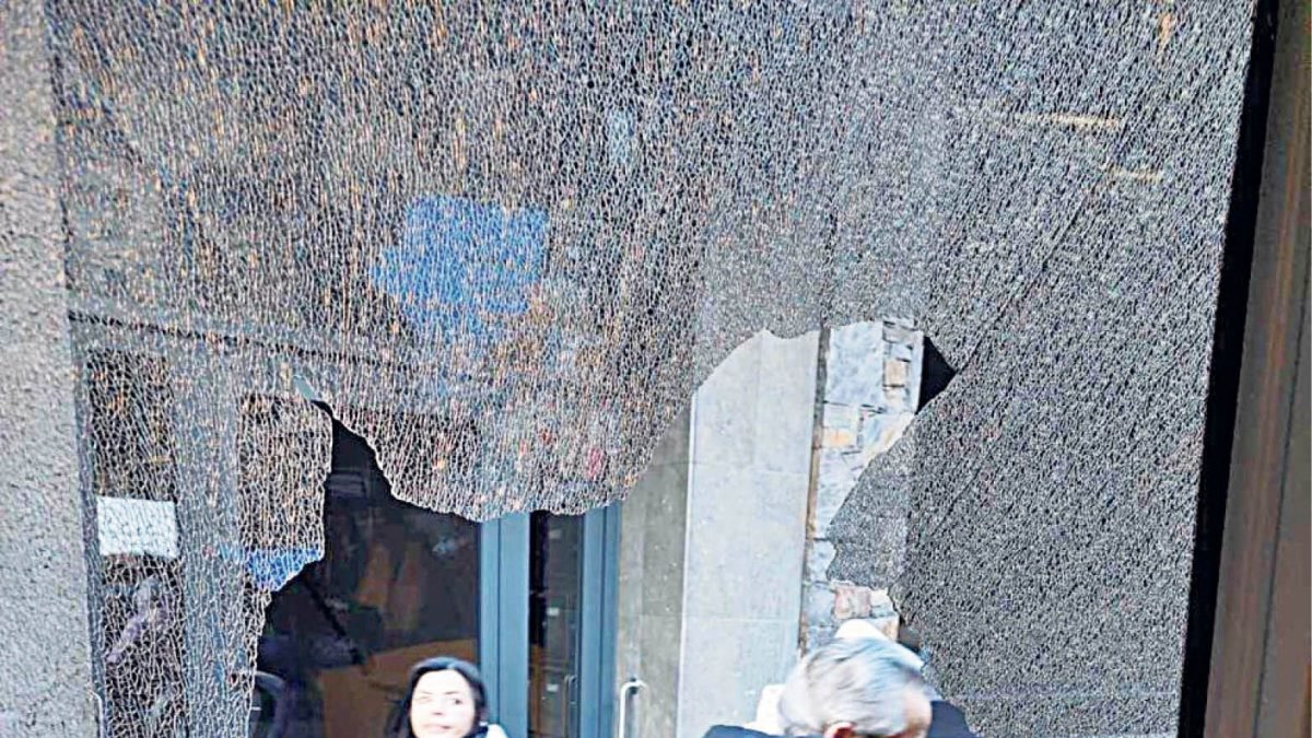 Vidre del bus trencat.