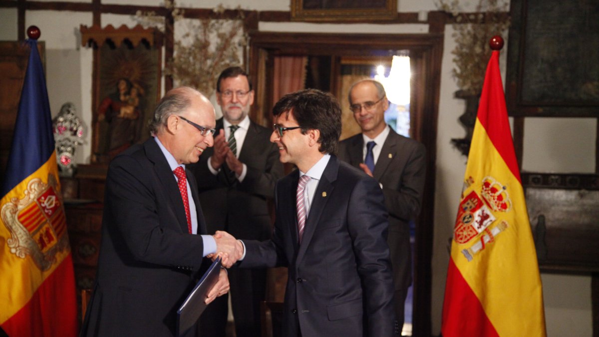 Montoro i Cinca celebrant l’acord en presència de Rajoy i Martí