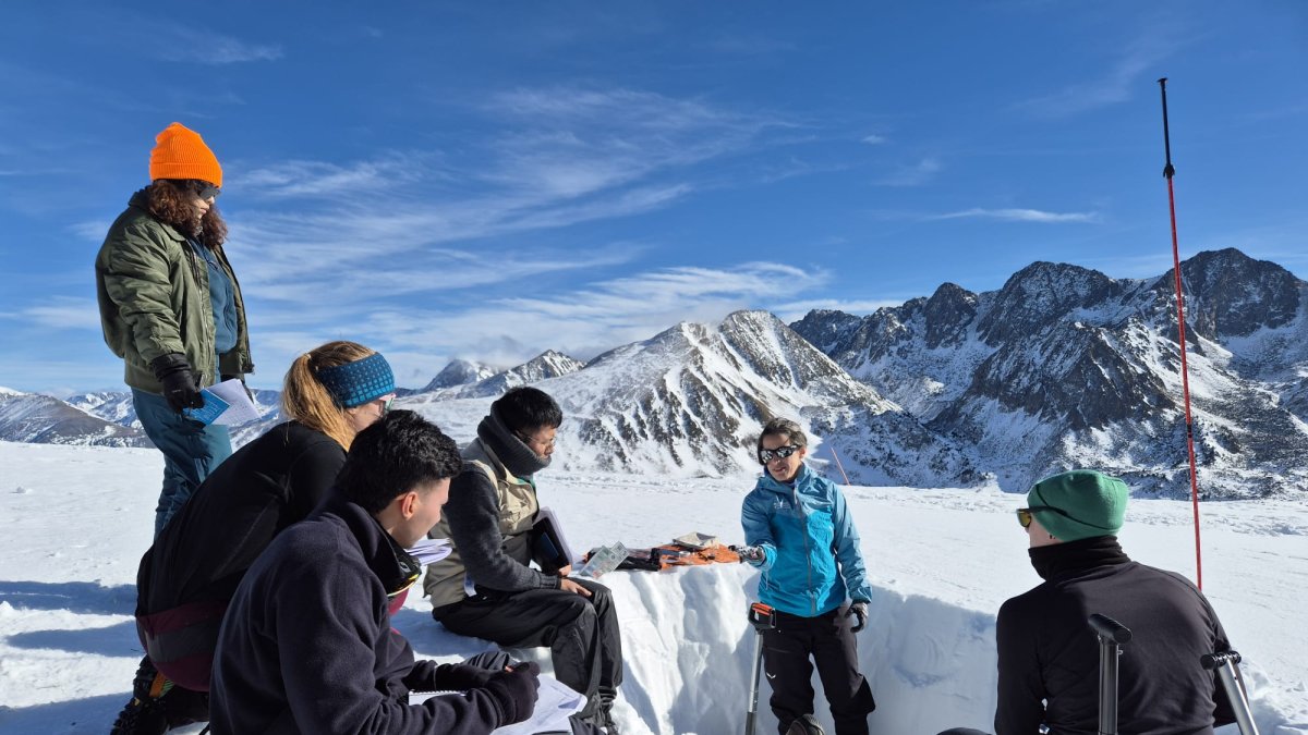 Els estudiants i l'experta de l'AR+I al Port d'Envalira