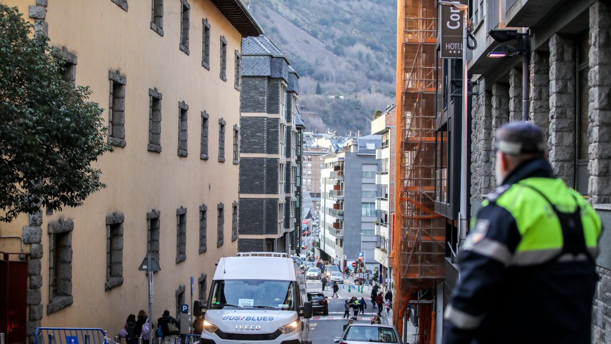 Circulació al carrer Josep Viladomat a l’hora de la sortida dels alumnes.