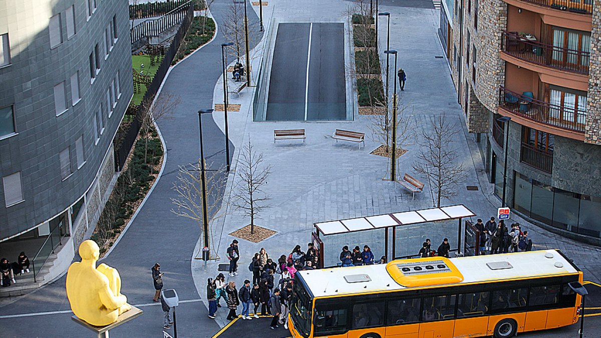 Persones esperant el bus.