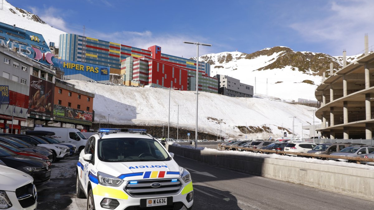 Un cotxe de la policia al Pas de la Casa.