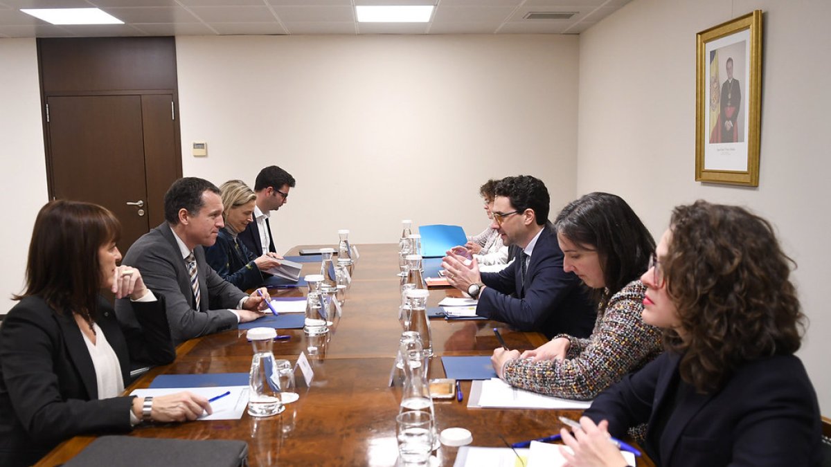 Les dues delegacions durant la trobada.