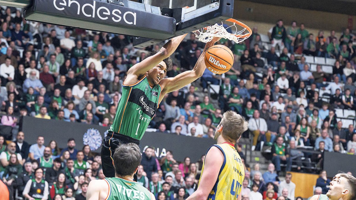 Kraag esmaixa sota la mirada de Lammers i Chumi Ortega.