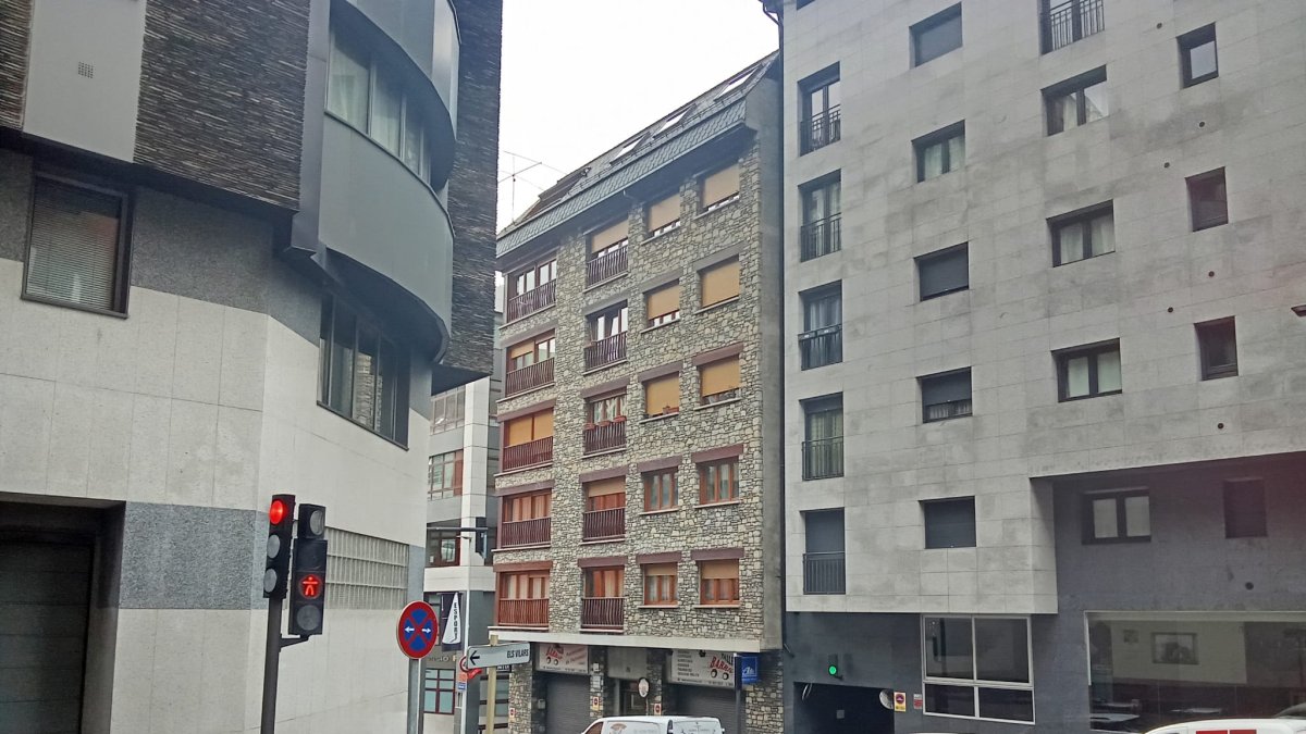 El cos es va trobar a la vorera.