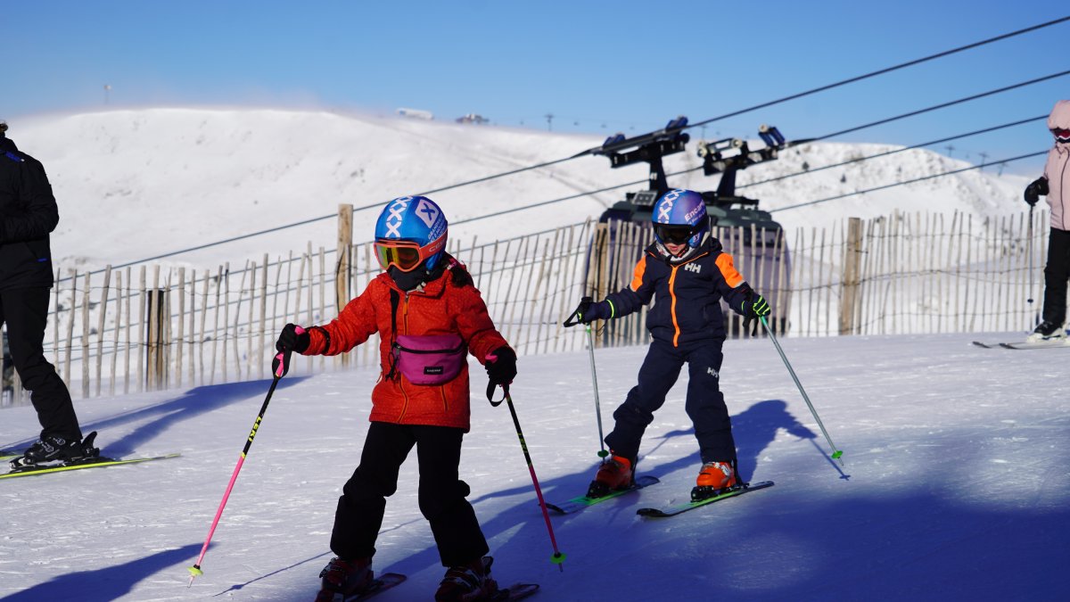 Alumnes de l’escola de neu, ahir a les pistes.