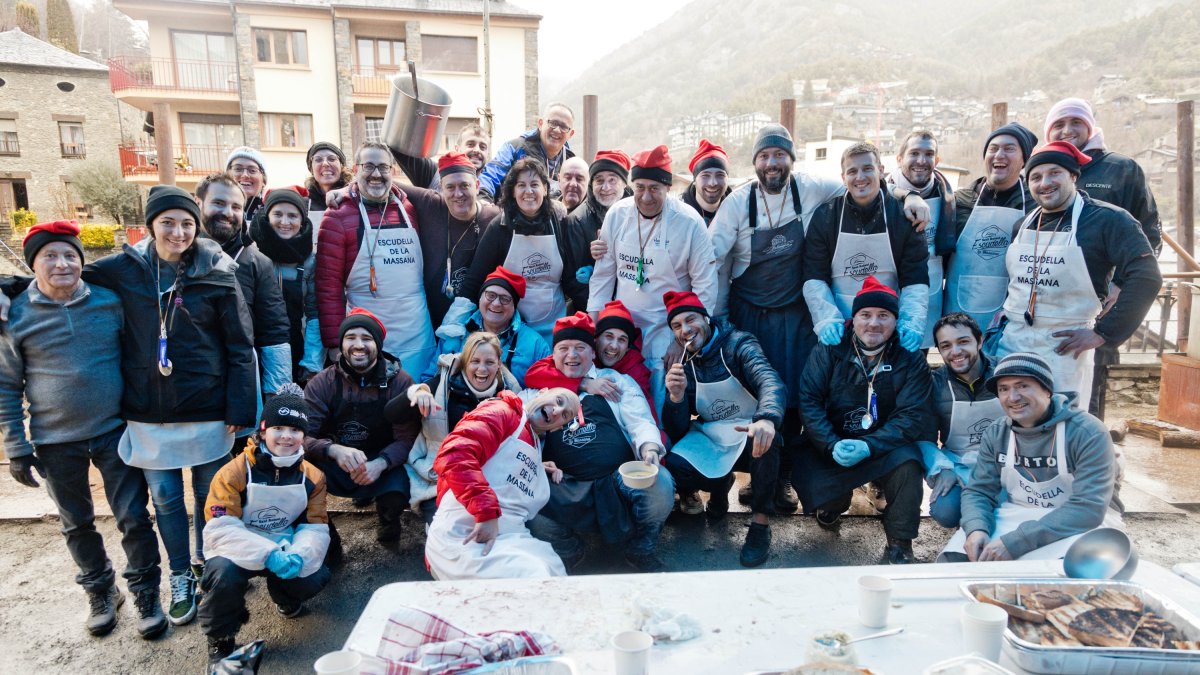 Els cuiners de la Cofraria de Sant Antoni durant l'escudellada popular