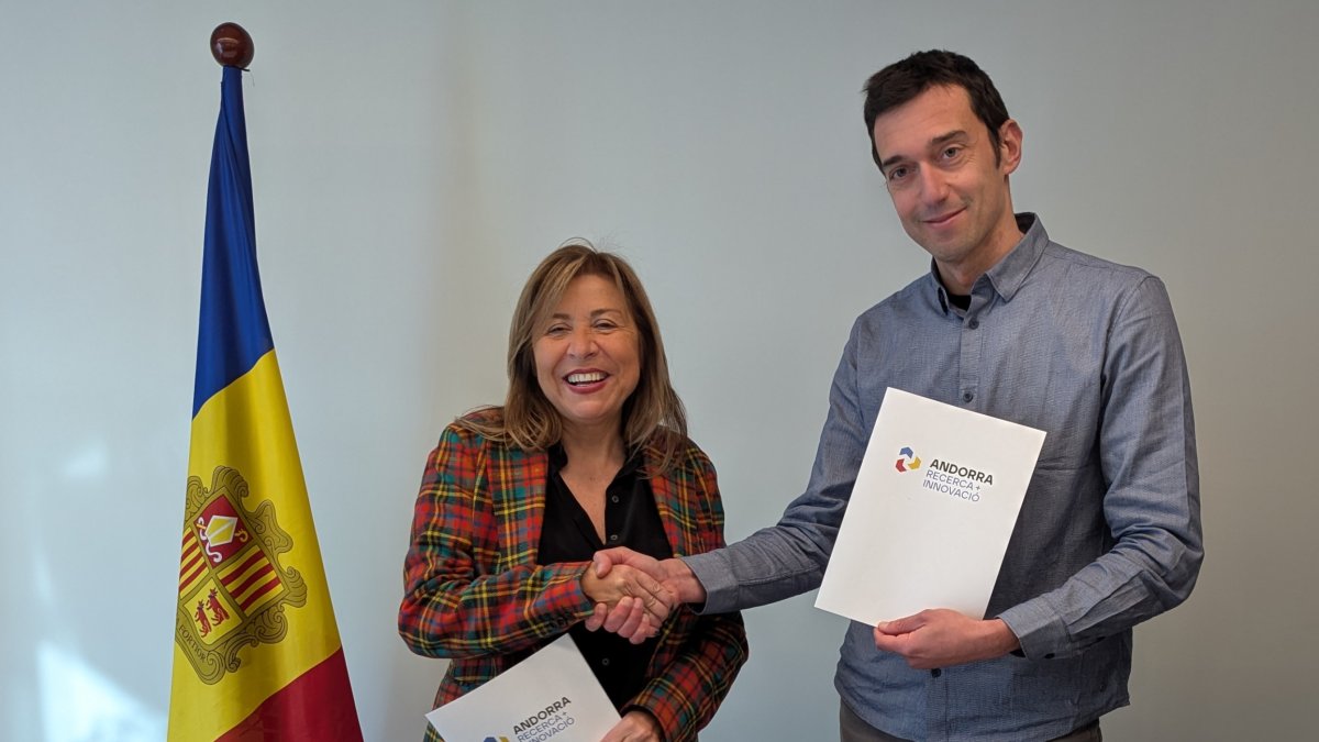 Conxita Marsol i Vicenç Jorge han signat el conveni entre AR+I el Col·legi d'Enginyers