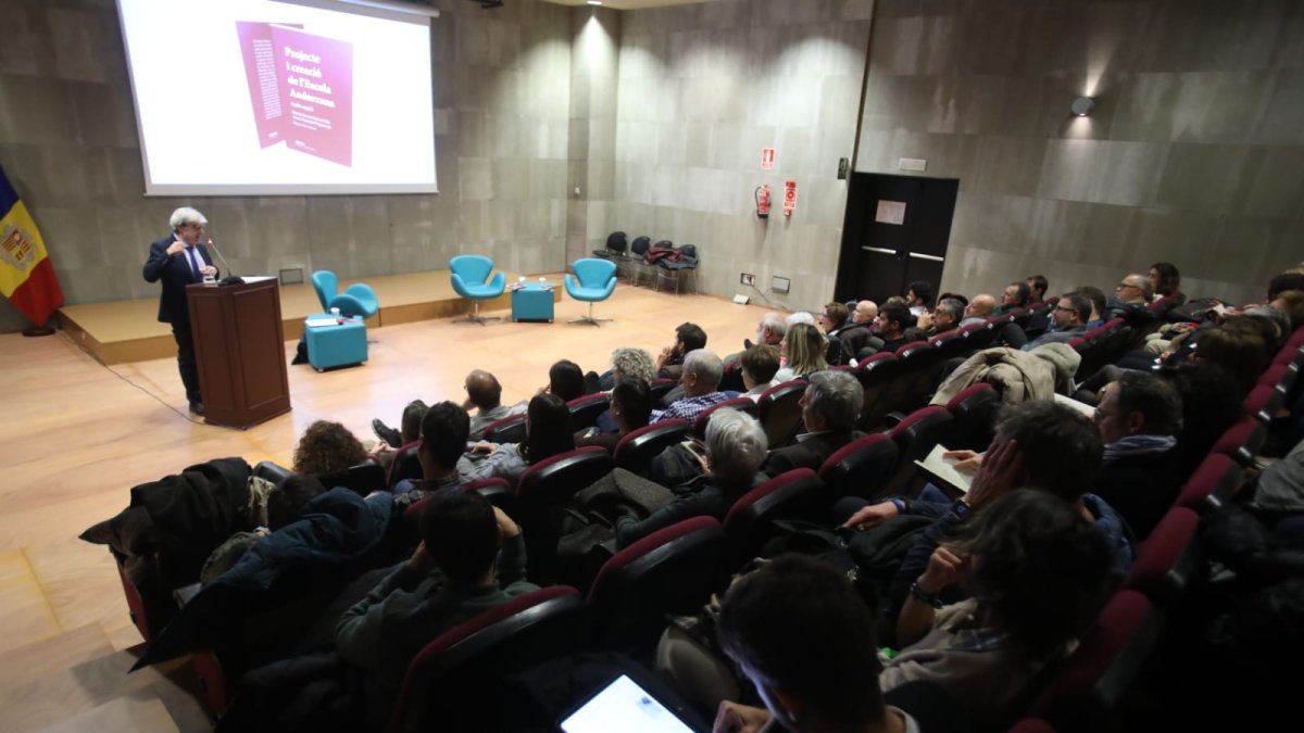 Ladislau Baró durant la presentació del llibre 'Projecte i creació de l'Escola Andorrana'
