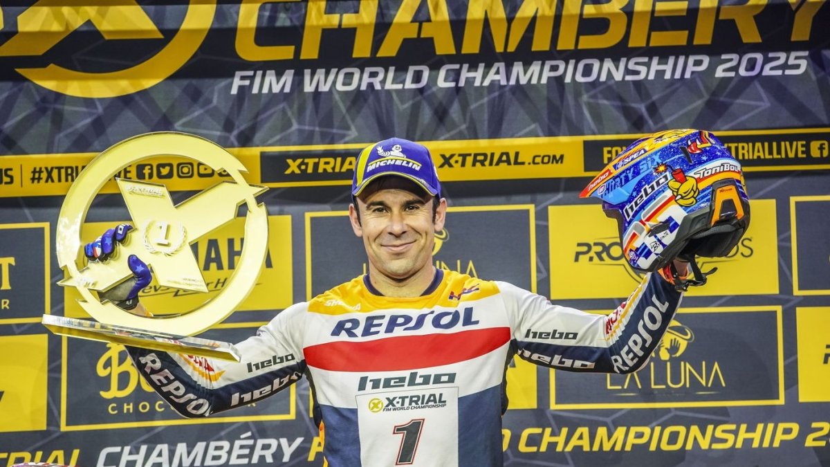 Toni Bou celebrant la victòria a Chambery.