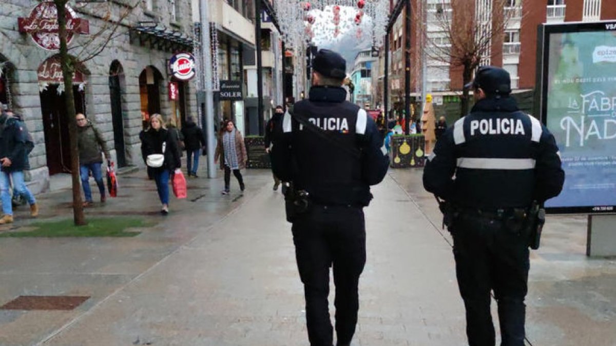 Dos agents de la policia.