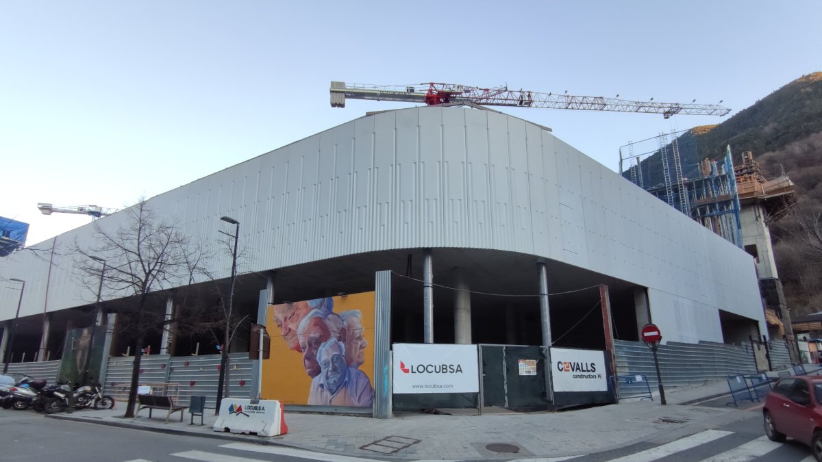 El nou edifici comercial al carrer de la Unió que comportarà la instal·lació de la grua
