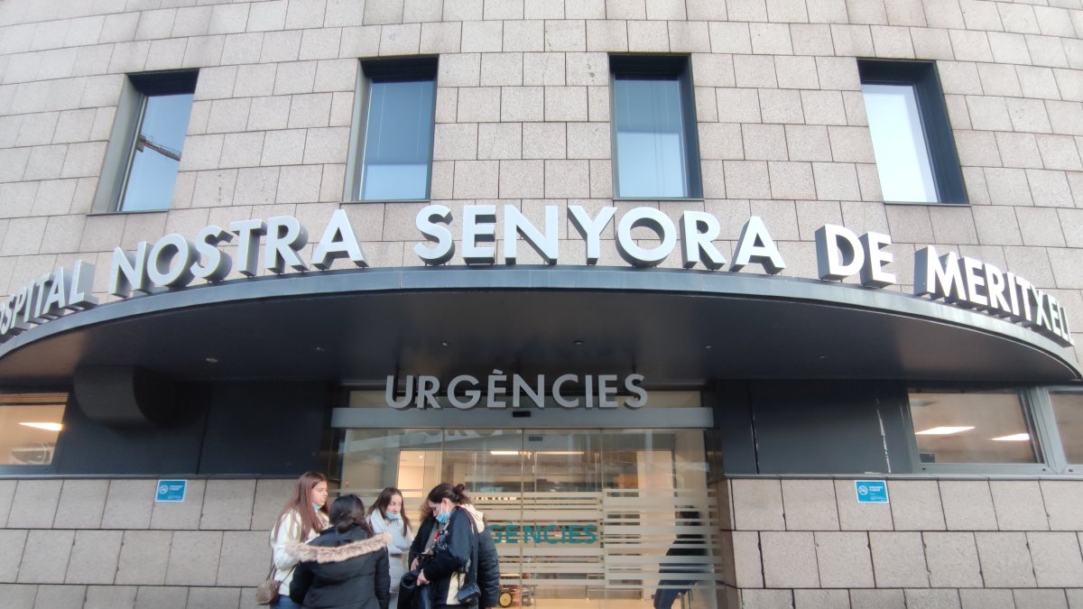 Vàries persones a la porta del servei d’urgències de l’hospital.