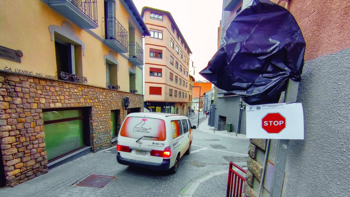 Una furgoneta baixant ahir pel carrer de l’Obac d’Escaldes amb un senyal provisional en haver anul·lat el comú la regulació de semàfors d'abans dels canvis