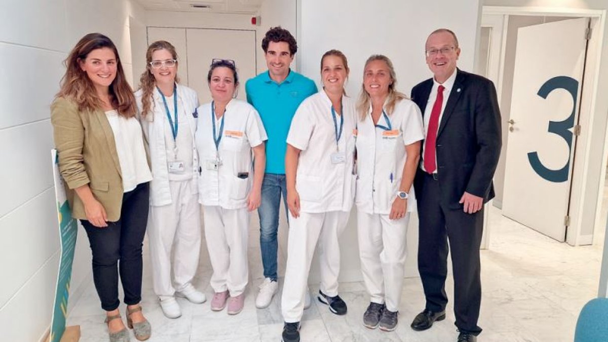 Hans Henri, el director regional per Europa de l'OMS, amb la directora general SAAS i personal sanitari