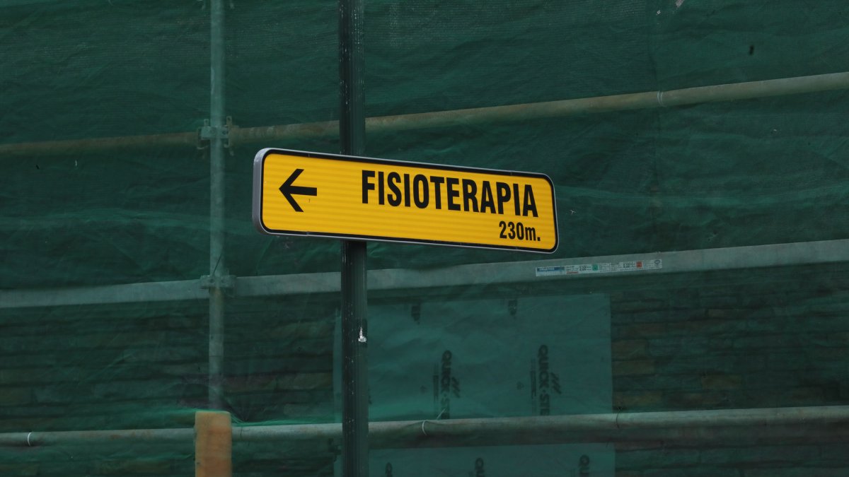 Cartell indicatiu d’una consulta de fisioteràpia.