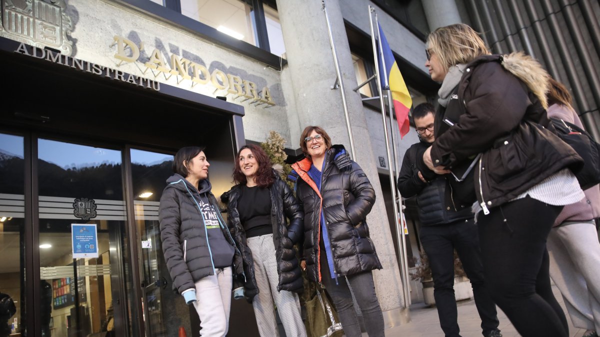 Els membres del Sindicat a fora l'edifici de Govern abans de la reunió