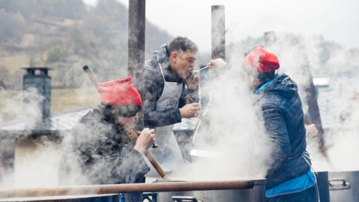 Repartiment de l’escudella a la Massana.
