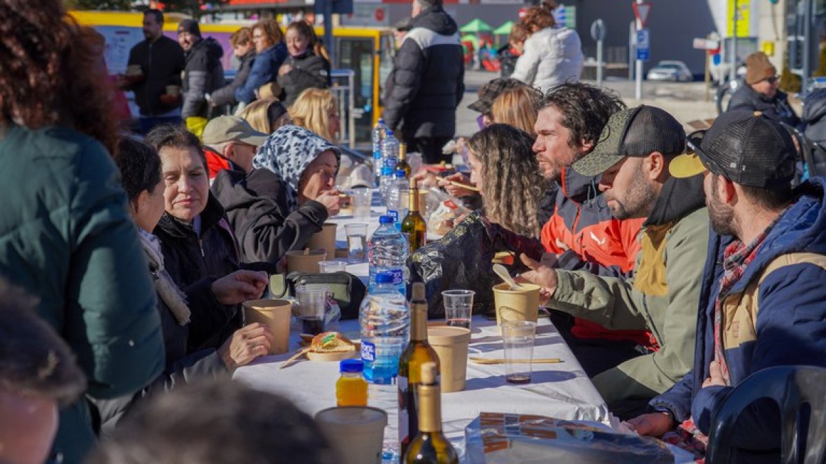 Els veïns del Pas de la Casa gaudint de l'escudella