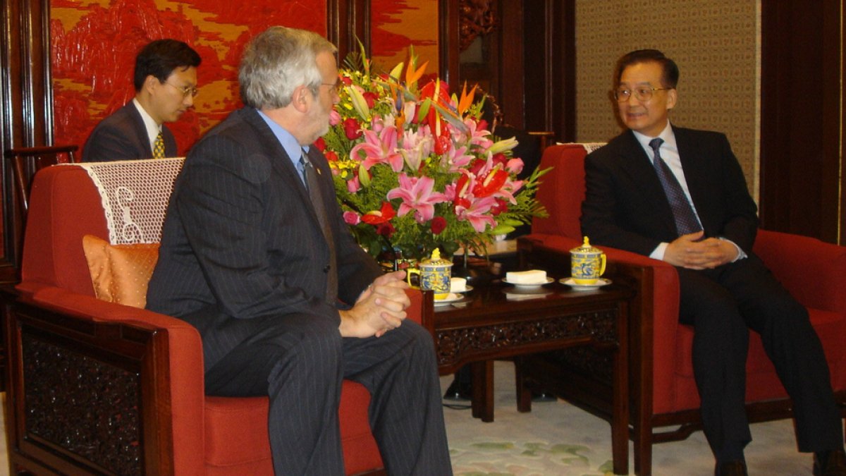L’excap de Govern Marc Forné amb l’exprimer ministre de la Xina Wen Jiabao, durant la visita al país asiàtic.