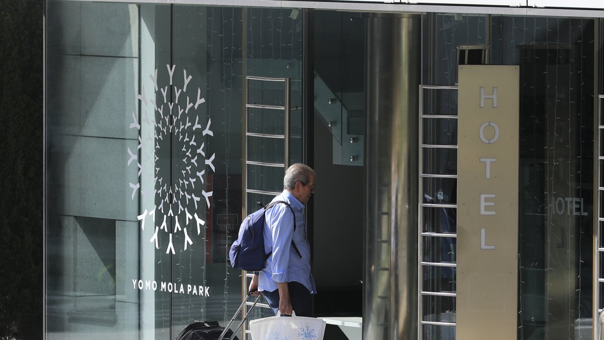 Un turista entrant en un establiment hoteler.