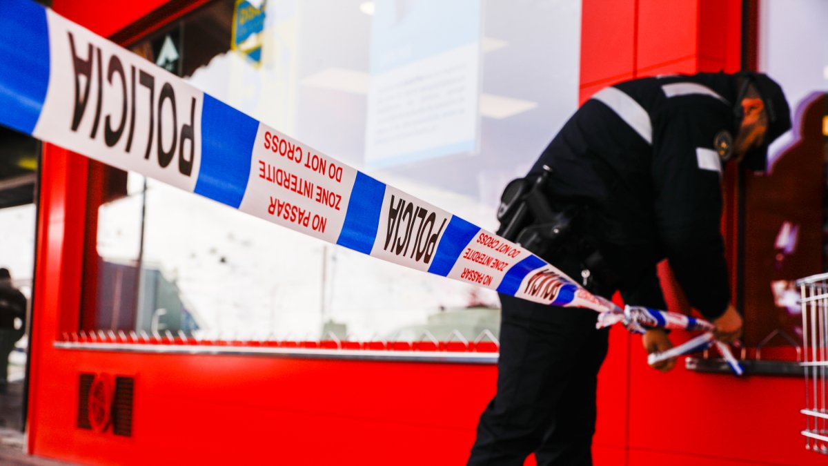 Un agent de la policia al Pas de la Casa.