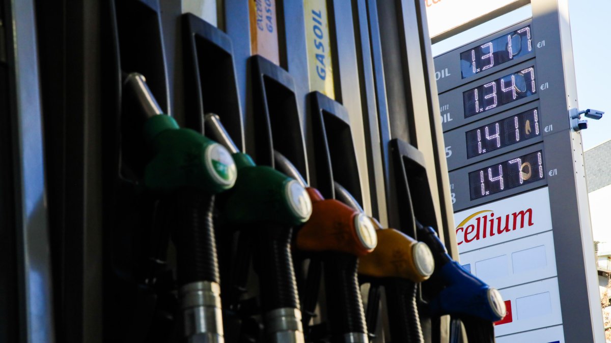 Els preus dels carburants van baixar el 2024 però estan lluny dels d’abans de la pandèmia.