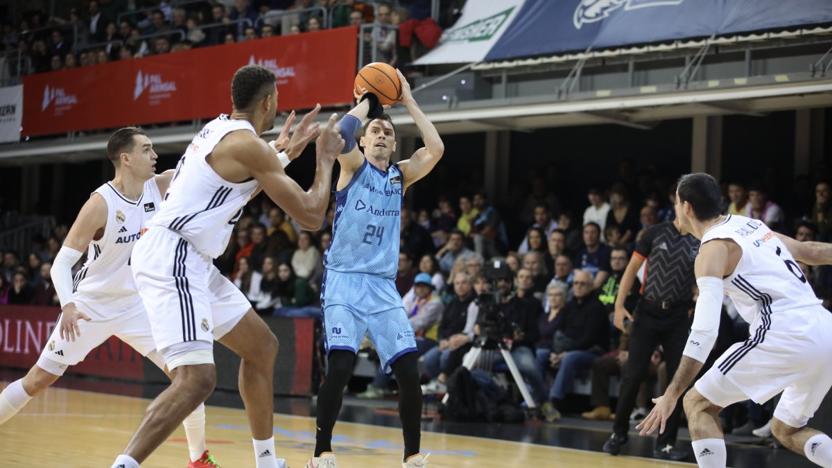 Kuric, en una acció del partit