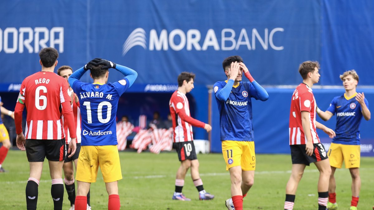 Álvaro Martín, Lautaro i Cerdà es lamenten en una acció del partit d’ahir.