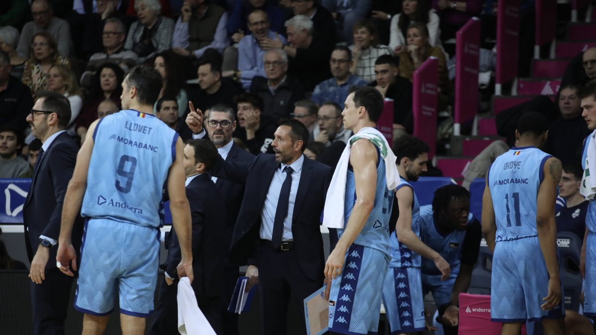 Lezkano dona instruccions als seus jugadors durant el duel contra el Madrid.