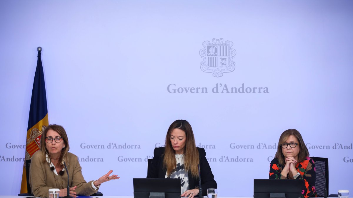 La codirectora i gerent de l’Institut Guttmann, Montserrat Bernabeu, amb la ministra de Salut, Helena Mas i la codirectora i directora assistencial de l’Institut, Montserrat Caldés