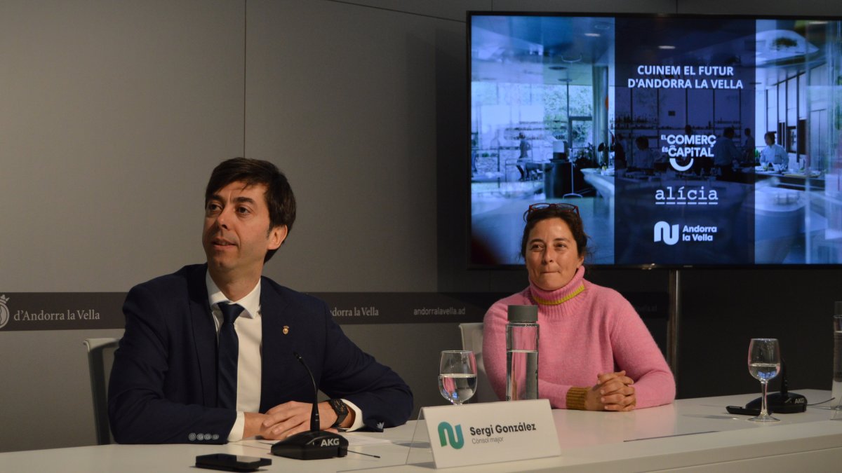 El cònsol major d'Andorra la Vella, Sergi González, i la directora científica de la Fundació Alícia, Elena Roura, durant la presentació del projecte
