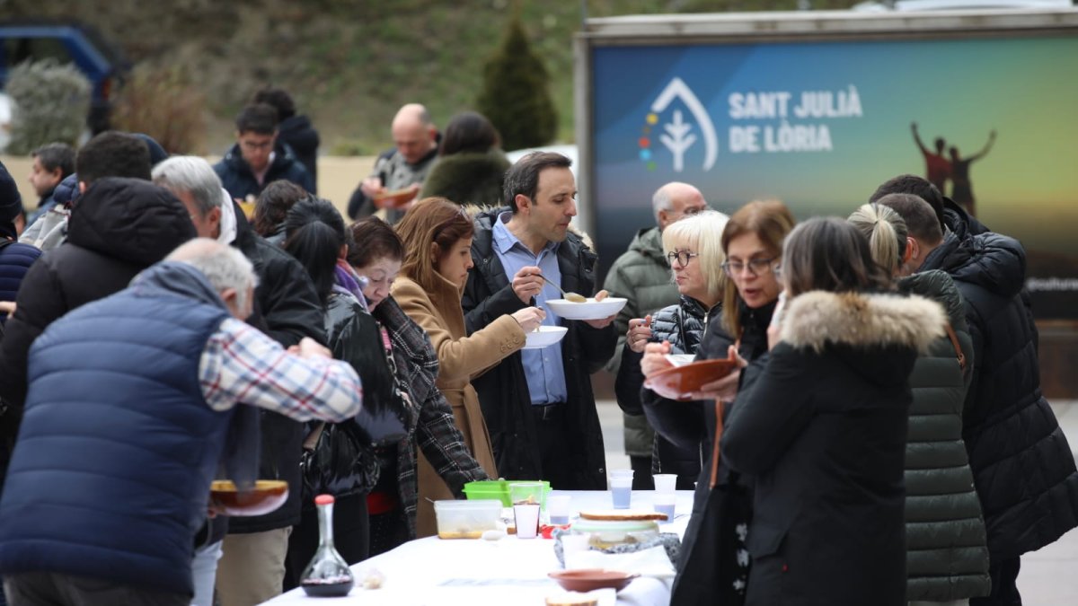 Els assistents tastant l'escudella de Sant Julià